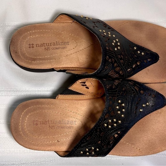naturalizer N5 Comfort Wedge Sandals Flip Flops Tooled Pierced Blk Leather Sz 6 - Picture 5 of 13